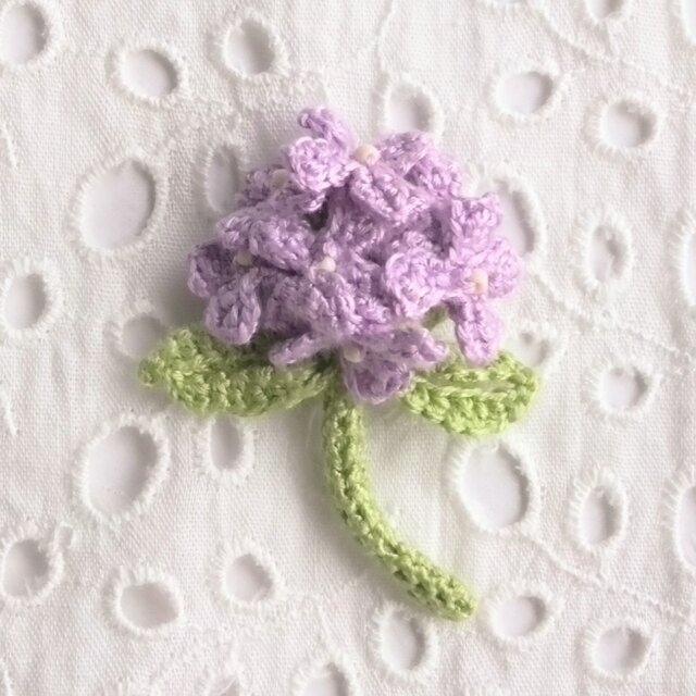 お花のブローチ　かぎ針で編んだ可愛いコサージュ　紫あじさい