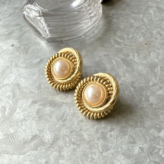 Y1138-ヴィンテージイヤリング U.S.A. 80s Gold Tone Swirl Fake Pearl Earrings