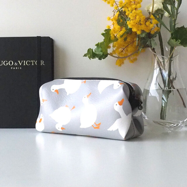 ハンドメイド　エピ柄　合皮　ポーチ アヒルの合皮ポーチ／グレー | iichi 日々の暮らしを心地よくする