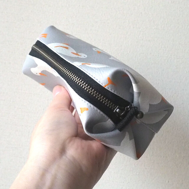 アヒルの合皮ポーチ／グレー | iichi 日々の暮らしを心地よくする