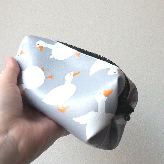 アヒルの合皮ポーチ／グレー | iichi 日々の暮らしを心地よくする
