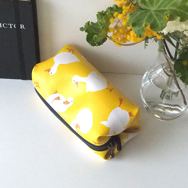 アヒルの合皮ポーチ／イエロー