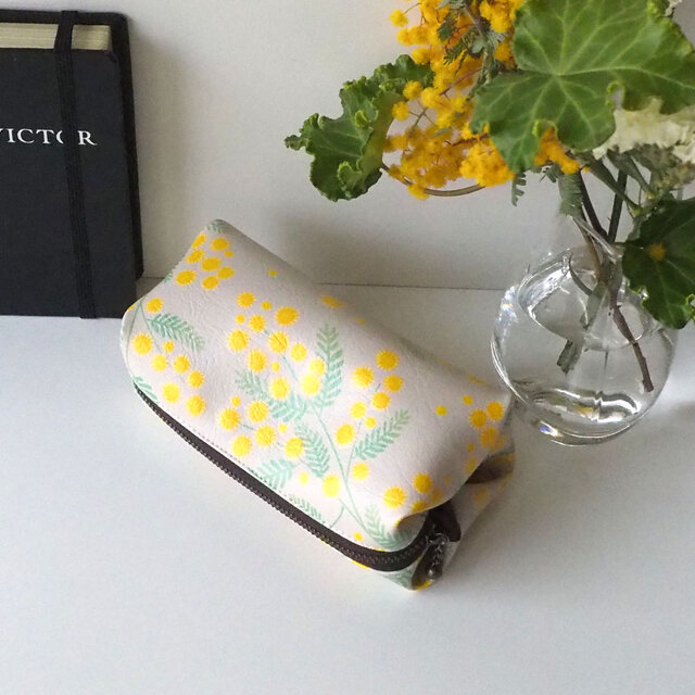 ミモザポーチ☆ハンドメイド 大人かわいい手刺繍ミモザリースの小さめポーチ 国産帆布 ミモザ