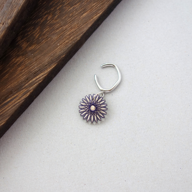 野の花のイヤーカフ （紫） | 片耳用 | 軽い絹糸のアクセサリー