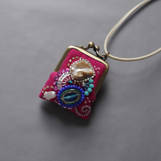 ネックレスにも、バッグチャームにも、小さな小さなビーズ刺繍の