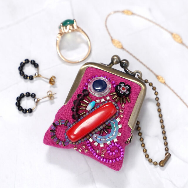 ネックレスにも、バッグチャームにも、小さな小さなビーズ刺繍のがま口 67 ピンク　ガーゼ　アクセサリーケース