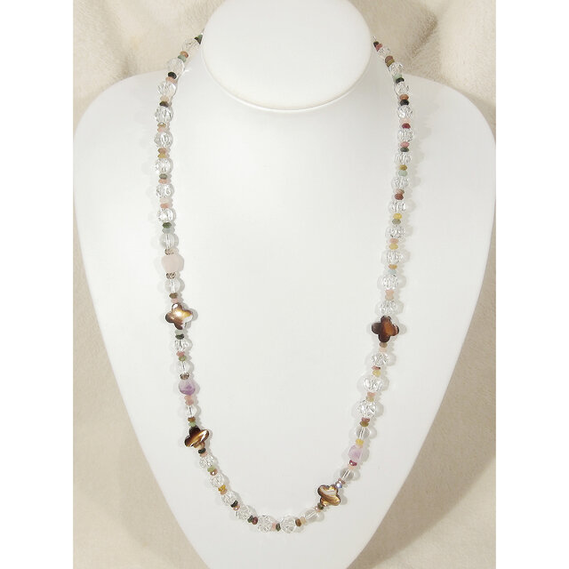 貝パーツ（マザーオブパール）と本水晶、トルマリン、アメシスト、ローズクォーツ、スモーキークォーツのロングネックレス