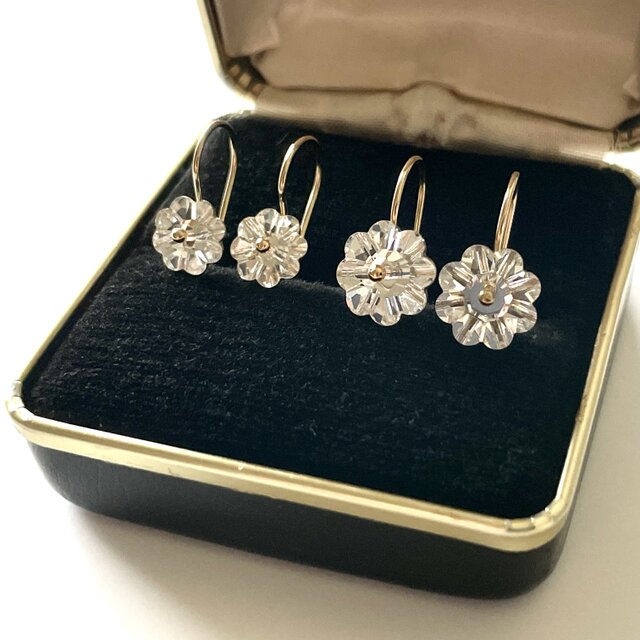 無邪気に咲く - Daisy Glow｜透明クリスタルガラスのデイジーピアス（2サイズ展開）14kgf