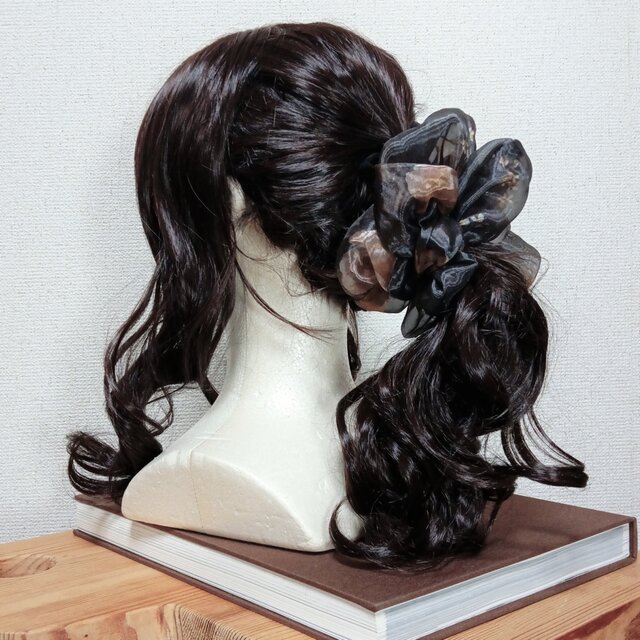 ふんわりシャイニーな大人っぽいシュシュ