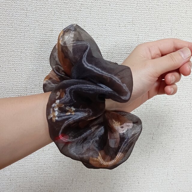 11013. ハンドメイドシュシュ 苺のシュシュ（小さめ ✻ 1重レース） | iichi 日々の暮らしを