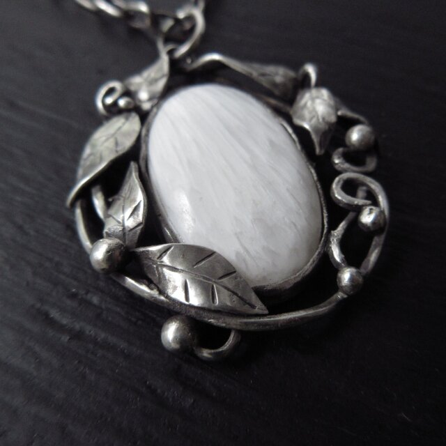 白い結晶・スコレサイトのシルバーペンダント