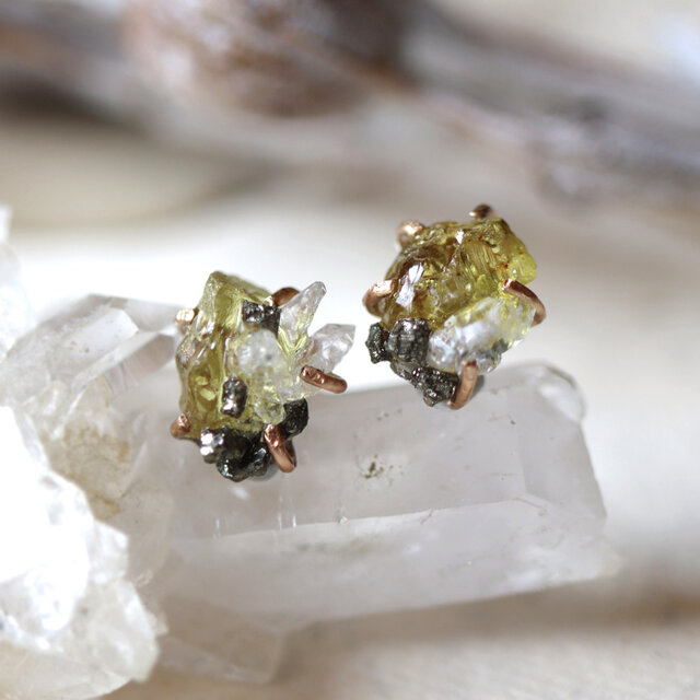 【一点物】グリーンガーネットとクォーツのピアス