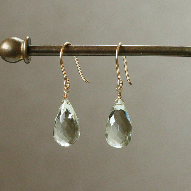 No. 837 ドロップカットのグリーンアメジストのピアス | iichi 日々の