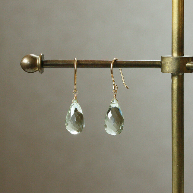 No. 837 ドロップカットのグリーンアメジストのピアス | iichi 日々の