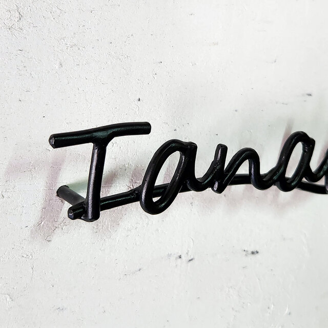 筆記体アイアン表札５～７文字｜鍛鉄×ロートアイアンのネームサイン【オーダー表札・壁付け】