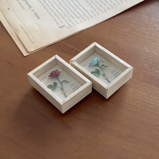 和紙の花》ミニチュア植物標本箱のマグネット(水色＆真紅のバラ