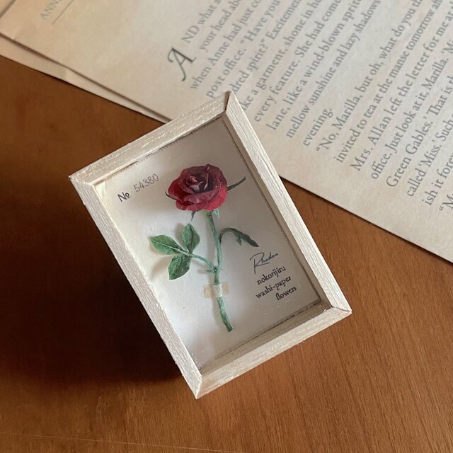 和紙の花》ミニチュア植物標本箱のマグネット(水色＆真紅のバラ
