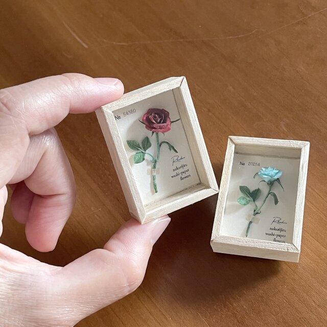 和紙の花》ミニチュア植物標本箱のマグネット(水色＆真紅のバラ