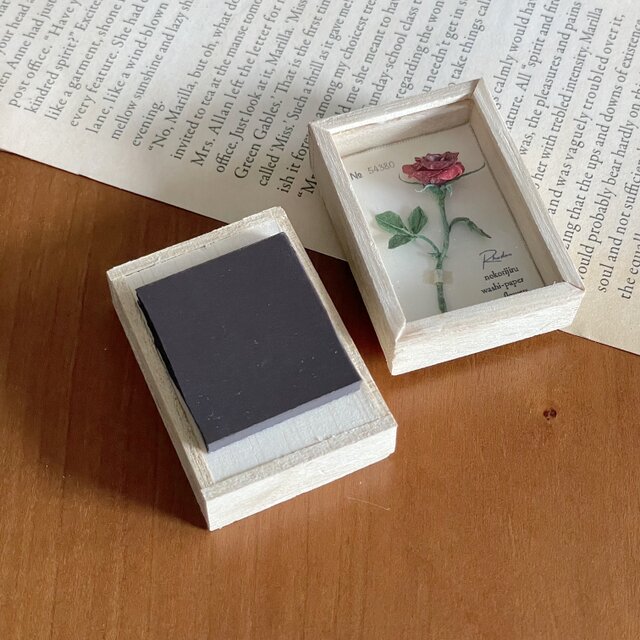 和紙の花》ミニチュア植物標本箱のマグネット(水色＆真紅のバラ