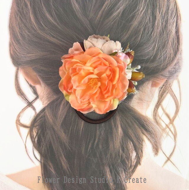 オレンジの薔薇とヒペリカムのヘアゴム　ヘアゴム　髪飾り　オレンジ　バラ　お出掛け　ヘアアクセサリー　お花の髪飾り