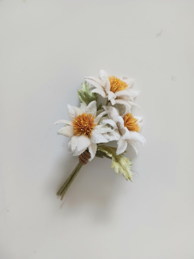 染め布花＊マーガレットのコサージュ | iichi 日々の暮らしを心地よく