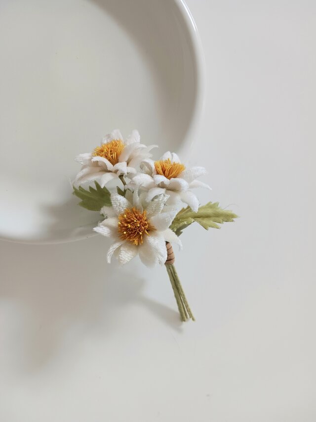 染め布花＊マーガレットのコサージュ | iichi 日々の暮らしを心地よく