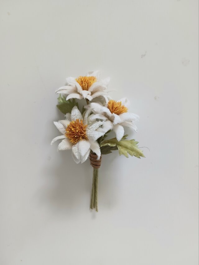 染め布花＊マーガレットのコサージュ | iichi 日々の暮らしを心地よく