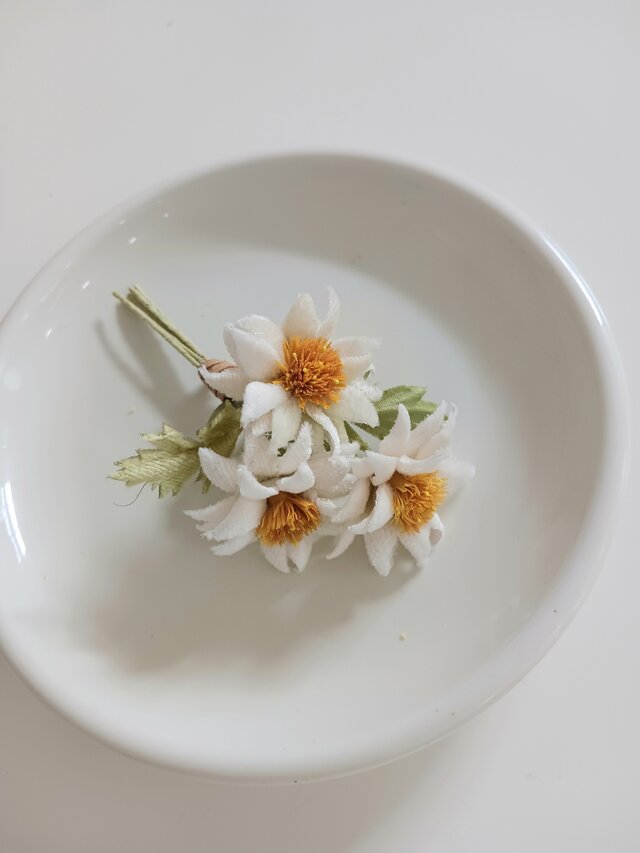 染め布花＊マーガレットのコサージュ | iichi 日々の暮らしを心地よく