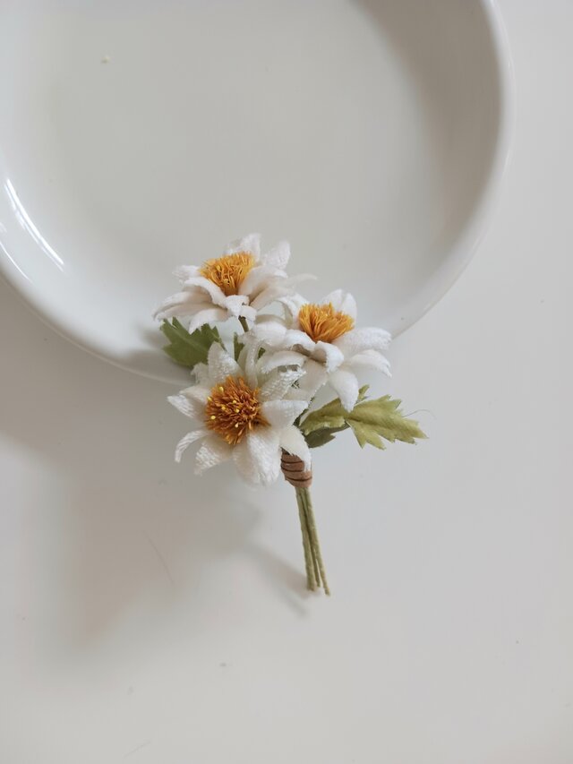 染め布花＊マーガレットのコサージュ | iichi 日々の暮らしを心地よく