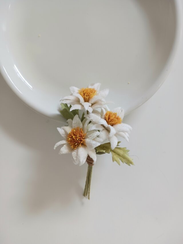 染め布花＊マーガレットのコサージュ | iichi 日々の暮らしを心地よく