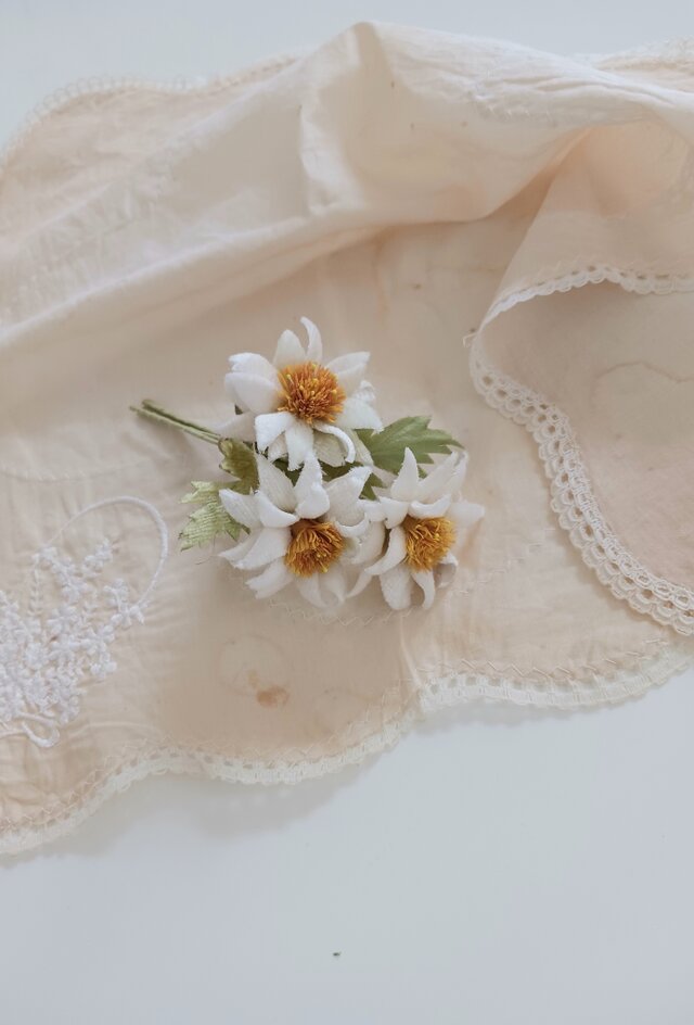 染め布花＊マーガレットのコサージュ
