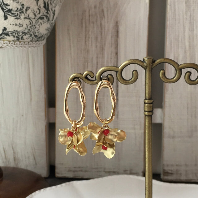 ヴィンテージ ガラス ビーズ の フラワー チタン ピアス