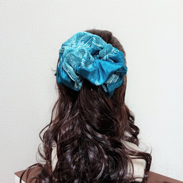 ブレスレットとしても　鮮やかなブルーのボリューミーなシュシュ