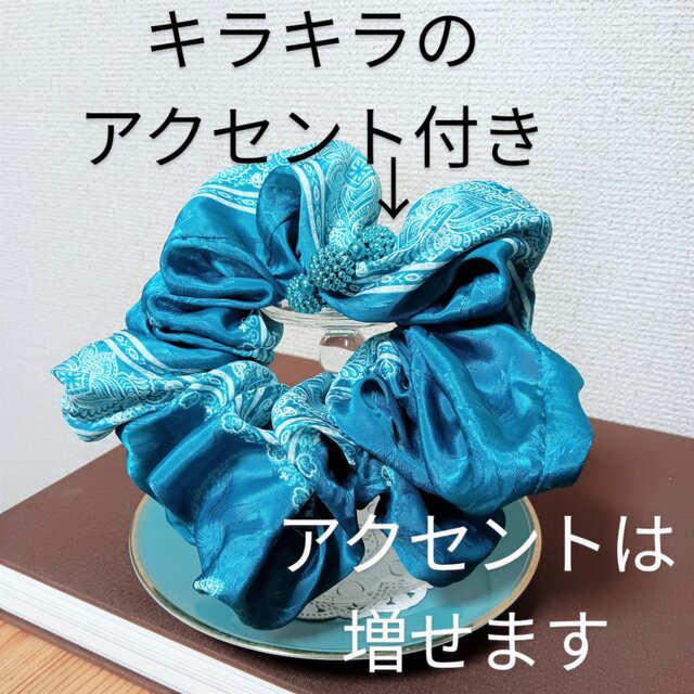 ブレスレットとしても 鮮やかなブルーのボリューミーなシュシュ