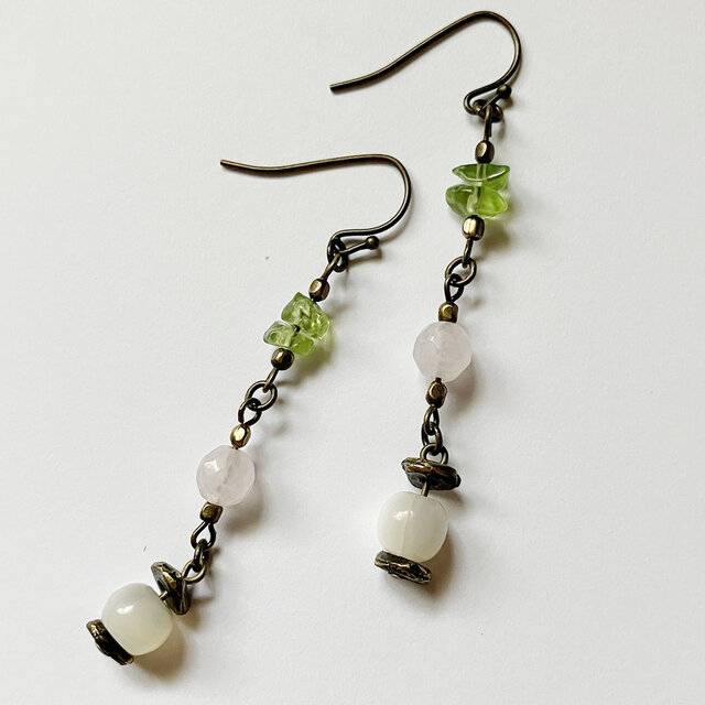 紅女　joncher　白蝶貝・ペリドート・ローズクォーツピアス