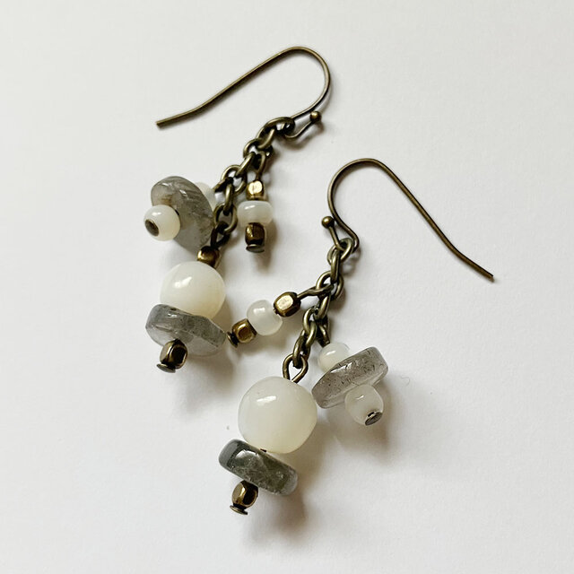 紅女　joncher　白蝶貝・ラブラドライトピアス