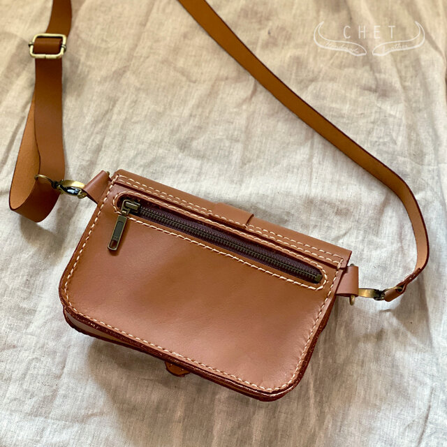 ヌメ革レザーショルダーバッグ・ストラップ取り外し可能でクラッチにも