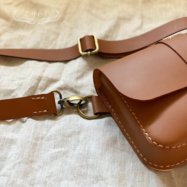 ヌメ革レザーショルダーバッグ・ストラップ取り外し可能でクラッチにも