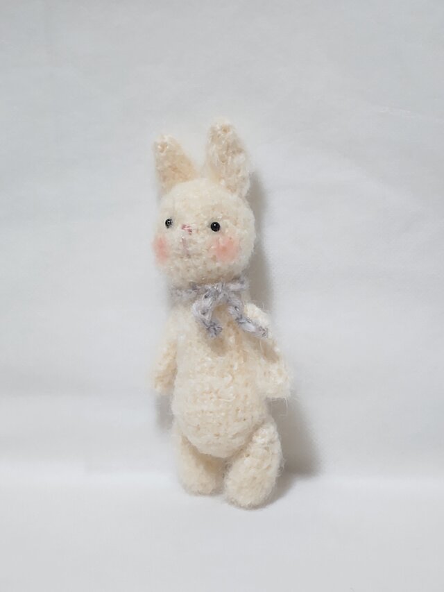 小さな白うさぎ (あみぐるみ)
