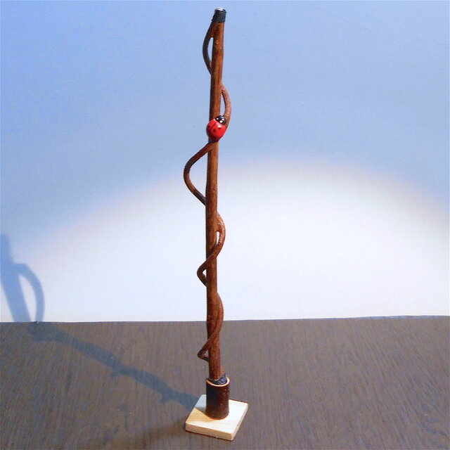 ツタを登るてんとう虫 小枝ペン