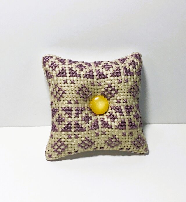 クロスステッチの小さめピンクッション・ベージュ