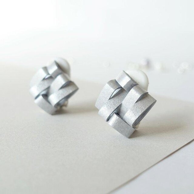 軽い紙製・シルバーカラーのシンプルイヤリング(ピアス)　メタリックアートのような大人の夏アクセ　金属アレルギー対応可