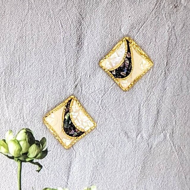 青螺鈿黒漆と白螺鈿白漆のスクエアピアスイヤリング【2218】