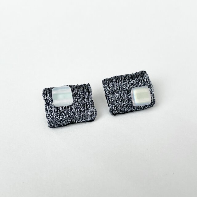 夏新作　ネイビー刺繍イヤリング　クリア