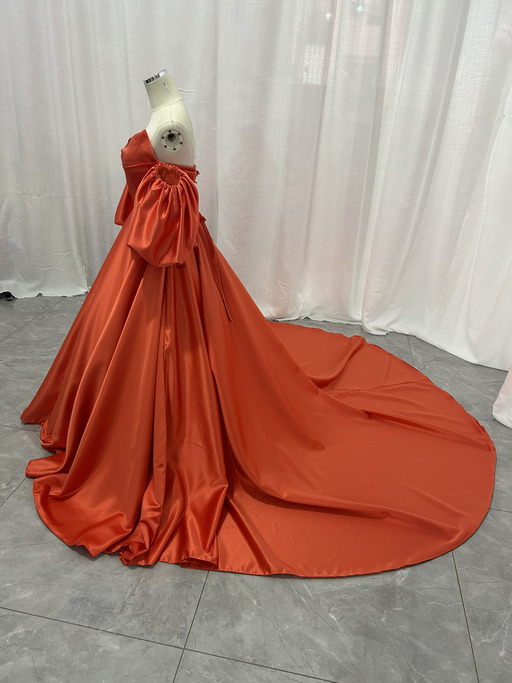 実例写真！パーティードレス オレンジ ベアトップ パフスリーブ 光沢