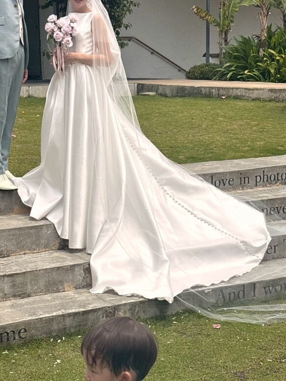 実例写真！ウェディングドレス ミカドサテン オフホワイト ラウンドネック くるみボタン 豪華なバックリボン