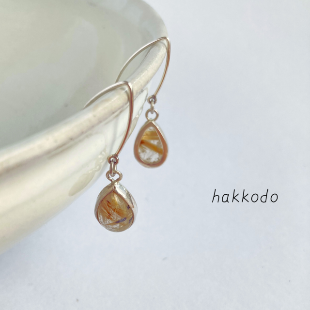 光のゆらぎ-ルチルクォーツとシルバーのスイングピアス