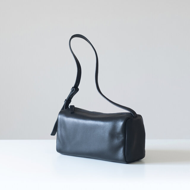 送料無料【羊革・超軽量200g】コンパクトショルダーバッグ［ブラック