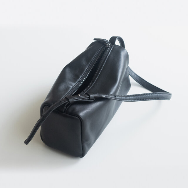 送料無料【羊革・超軽量200g】コンパクトショルダーバッグ［ブラック