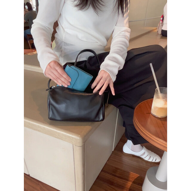 送料無料【羊革・超軽量200g】コンパクトショルダーバッグ［ブラック